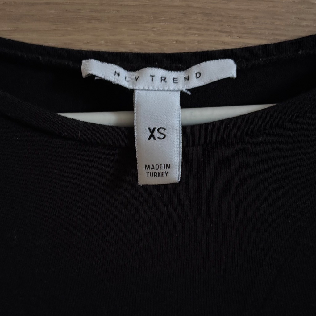 Nelly musta t-paitamekko, koko XS