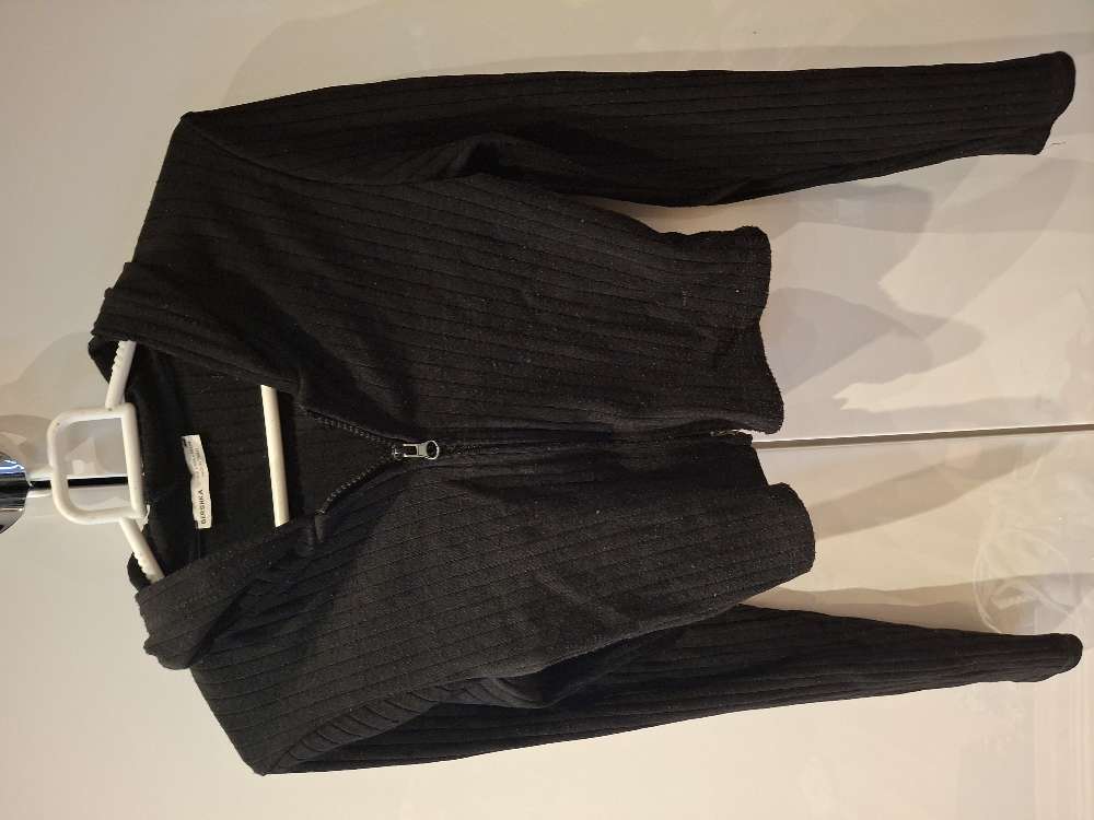 Crop peysa bershka með hettu st M