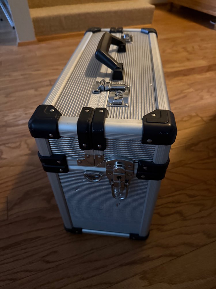 Málmtaska fóðruð/læsanleg