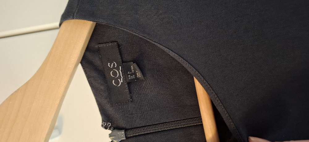 COS st. 34 svartur kjóll stuttur