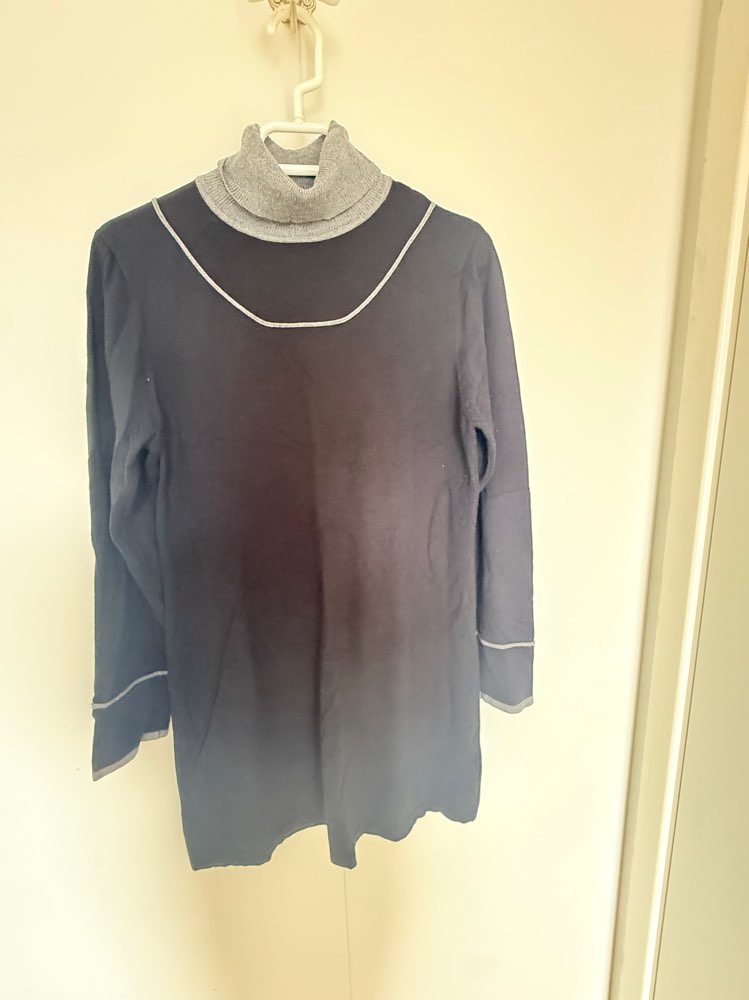 Peysukjóll sv/grár L