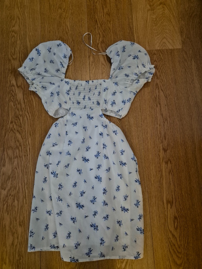 Kjole hvit med blå blomster kort