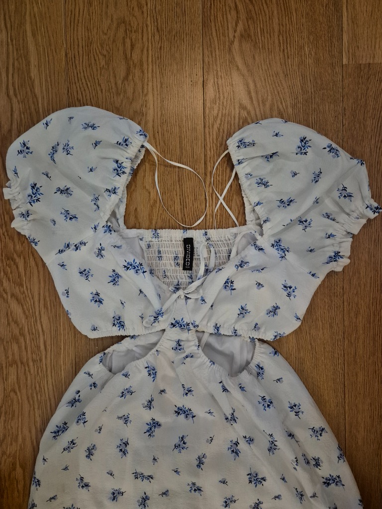 Kjole hvit med blå blomster kort