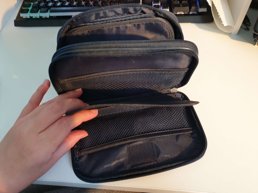 T.sininen Oriflame meikkipussukka