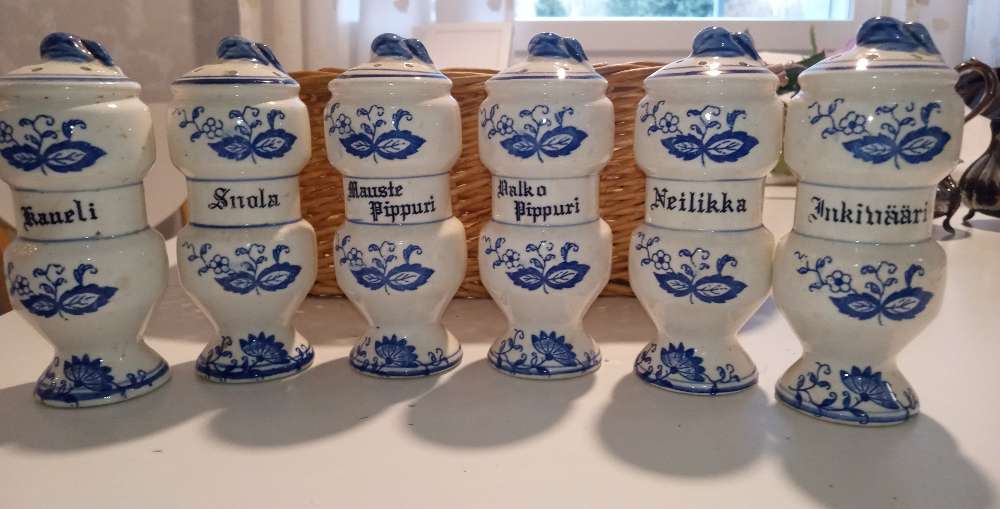 Vanha maustepurkkisetti korissa