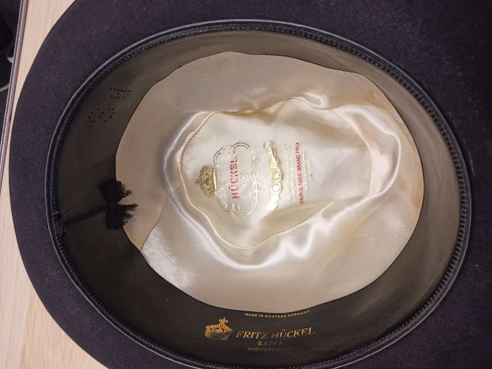 Fritz huckel hattu musta