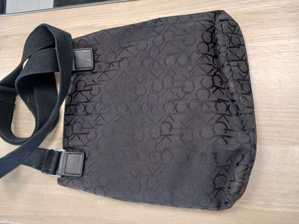 Calvin Klein musta olkalaukku