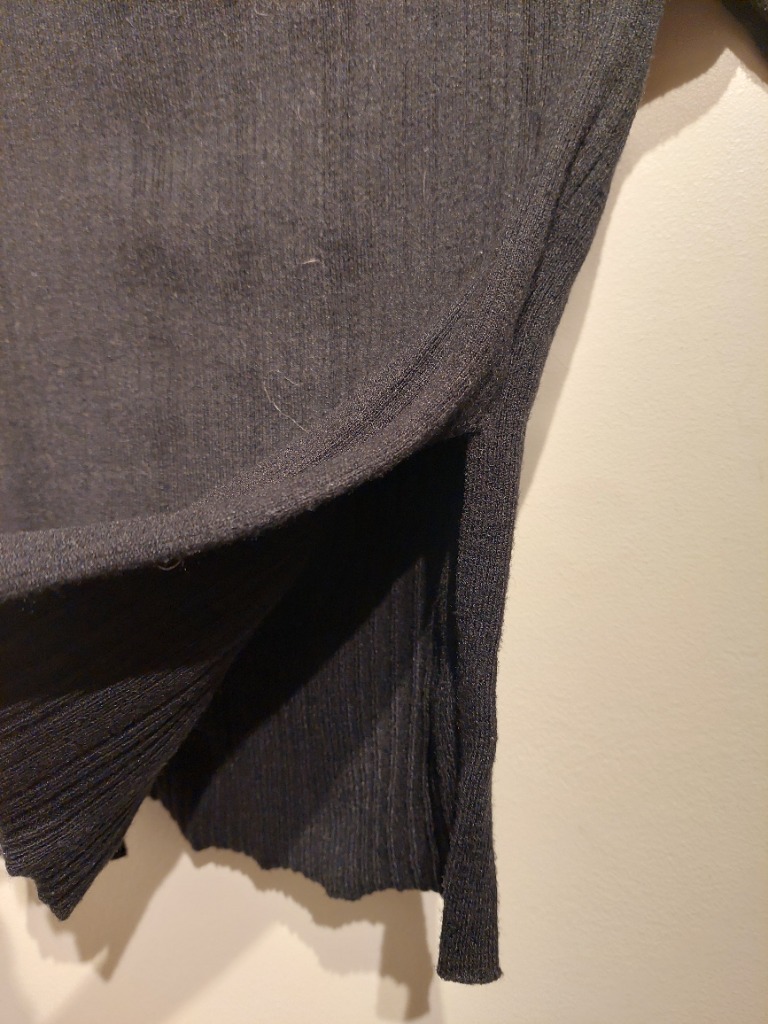 Wide neck svört peysa S