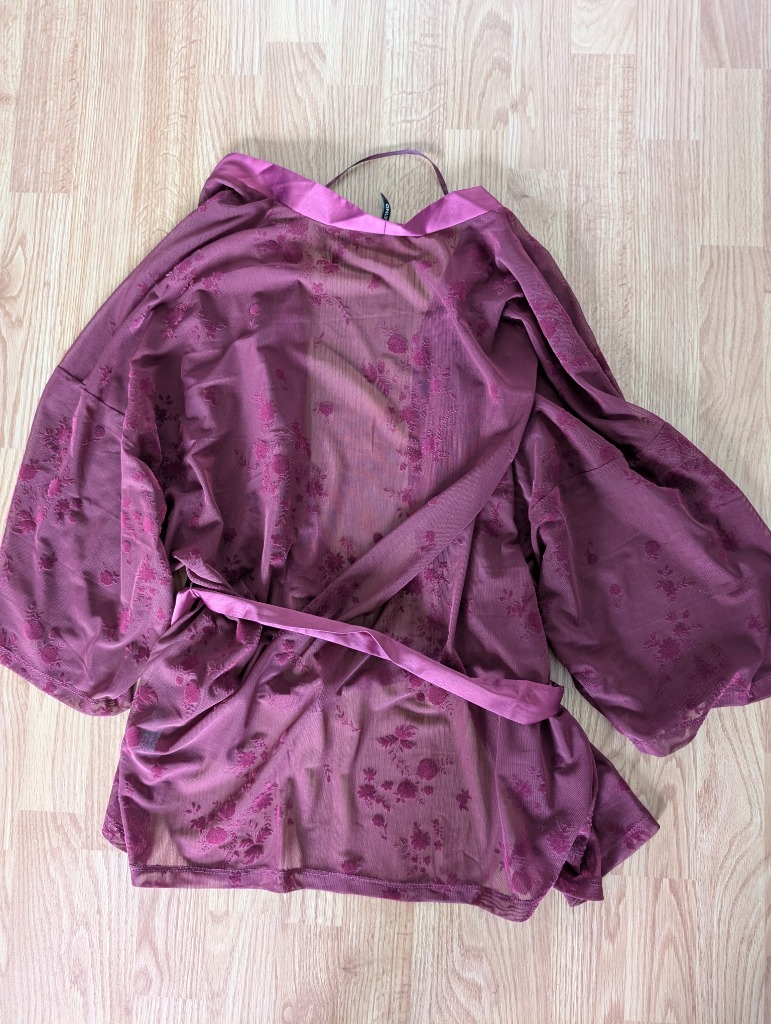 Only viininpunainen kimono, koko L