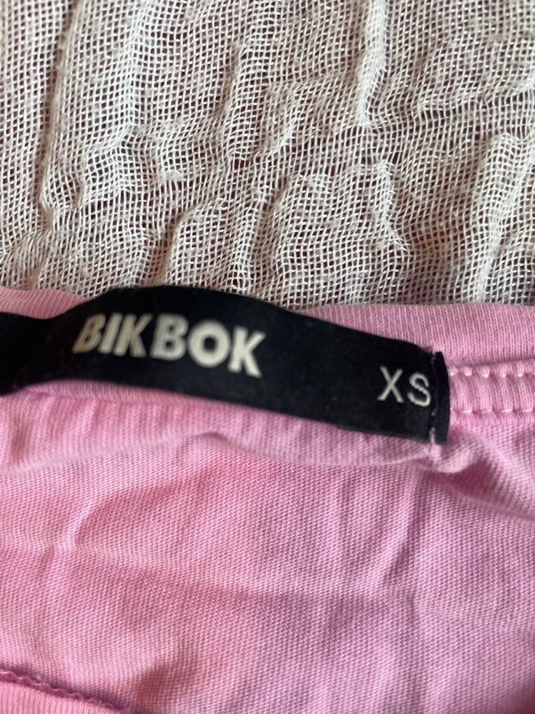Röyhelöhihainen pinkki t-paita