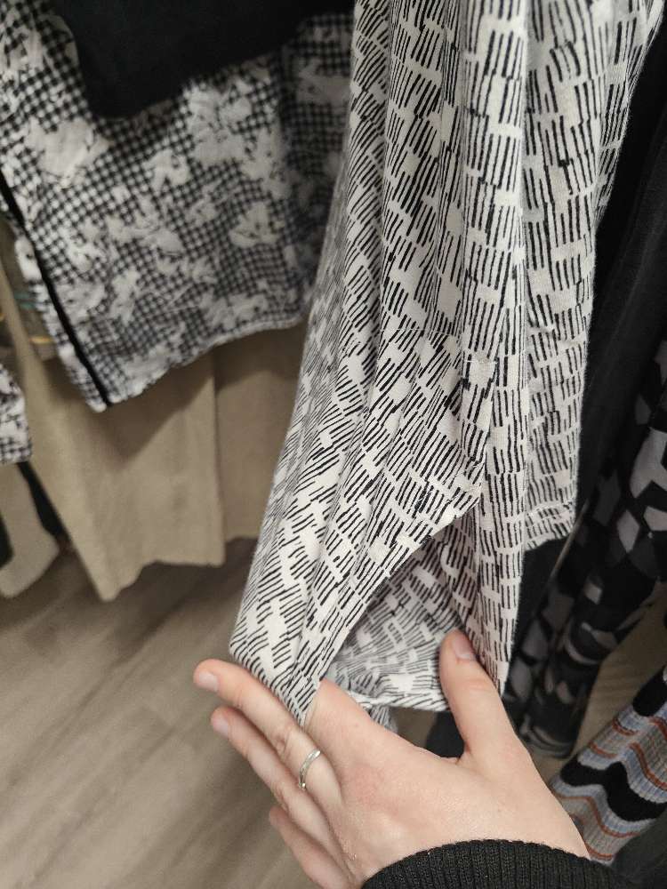 Nanso mustavalkoinen tunika, S