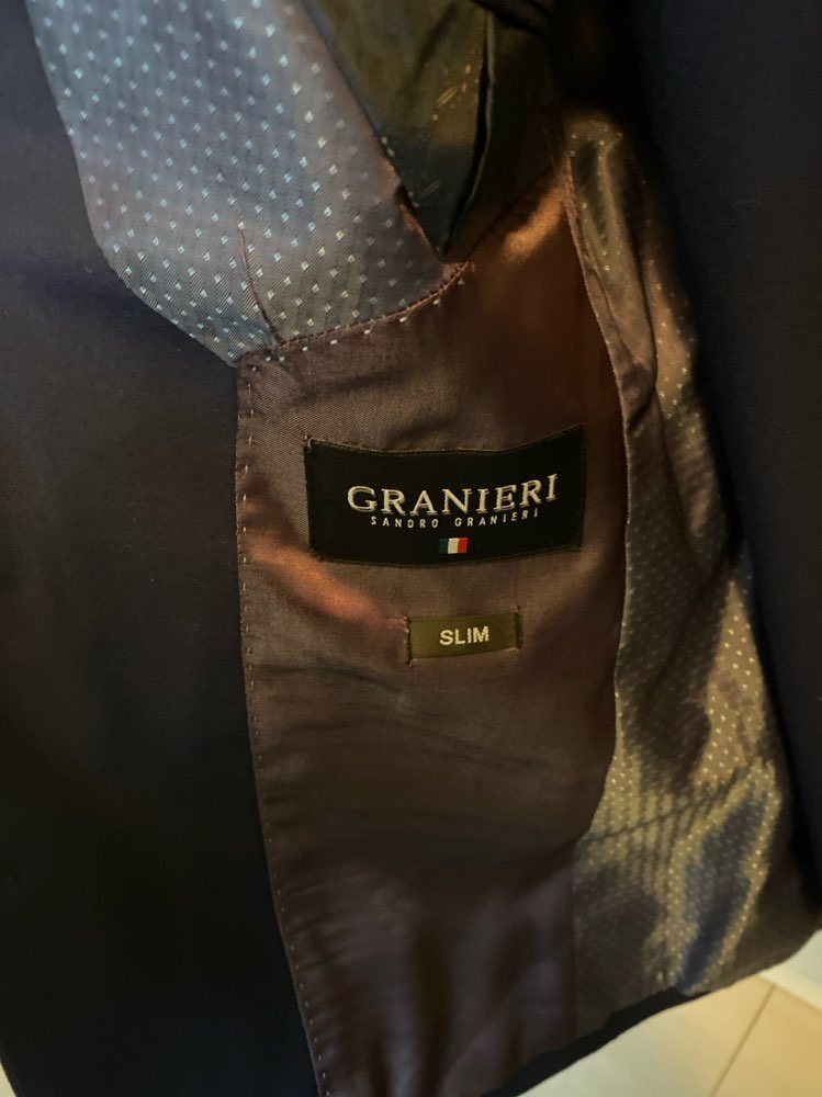 Miesten tummansininen puku, koko noin S