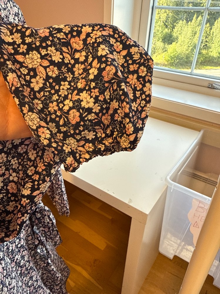 Omslagkjole, blå, rosa blomster