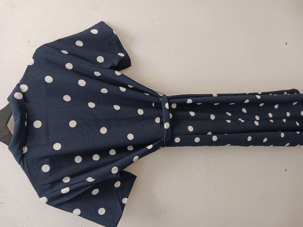 Only tummansininen pilkkumekko S