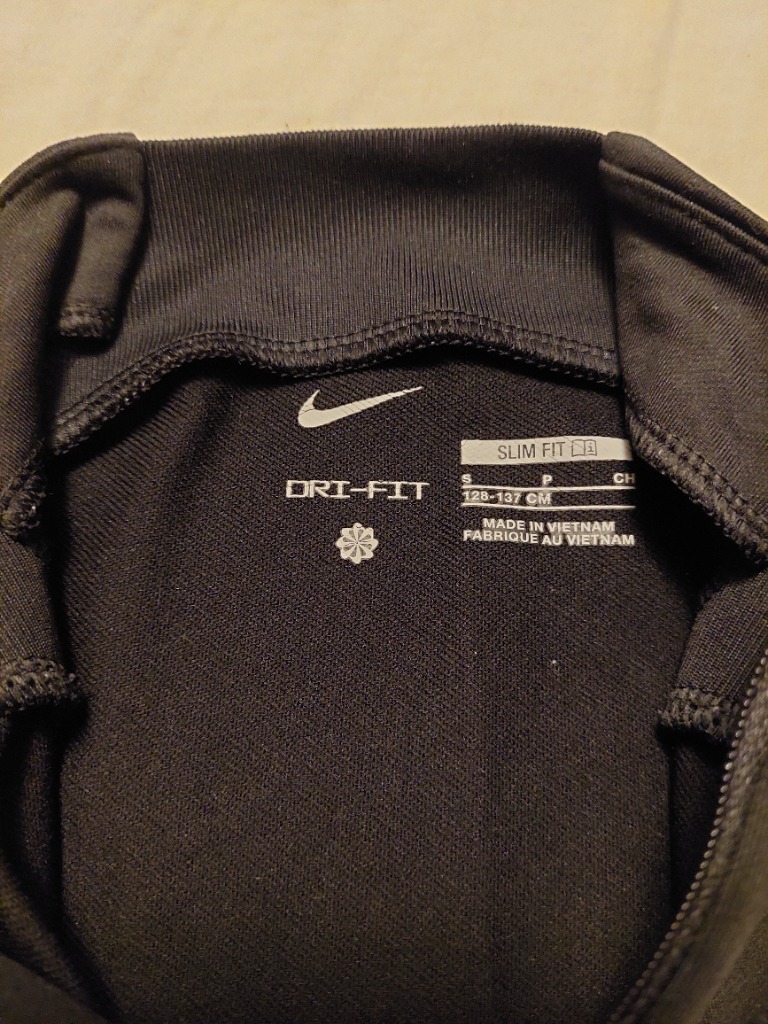 Nike peysa 128/137