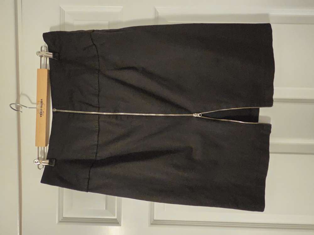 VERA MODA stutt svart m/rennilás - 42