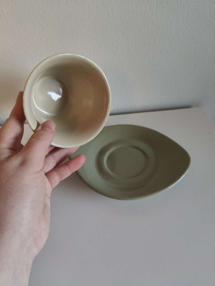 Beigekuppi + vihreä tassi