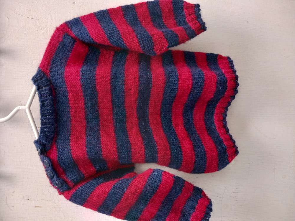 Sini-punaraidallinen neule n. 110cm