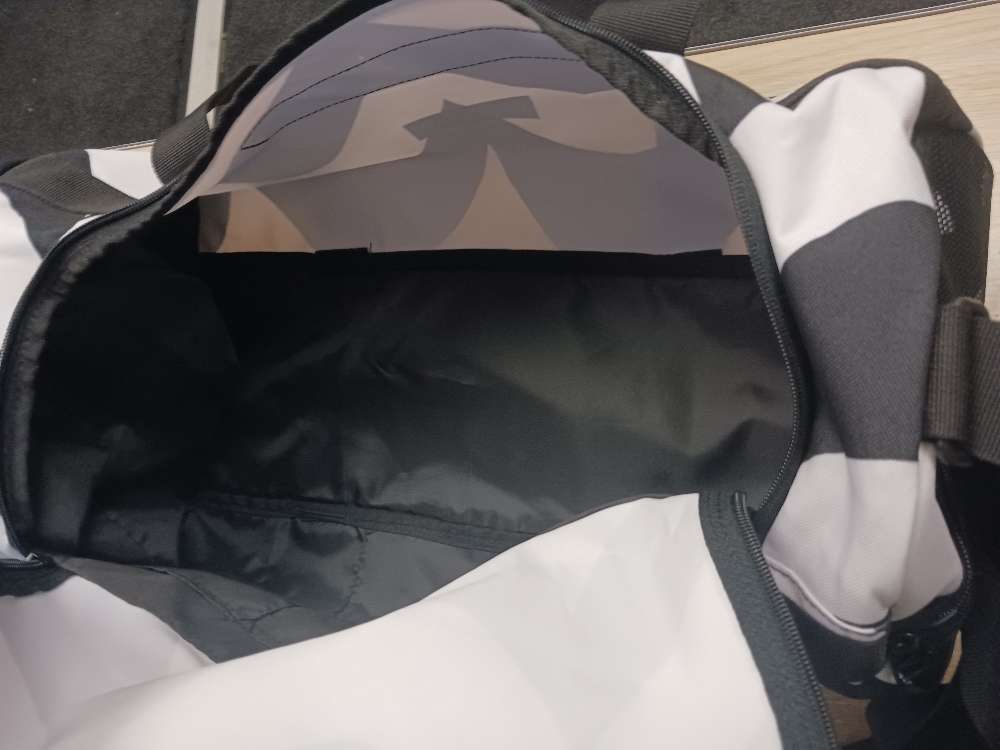MM/Adidas must/valk urheilukassi