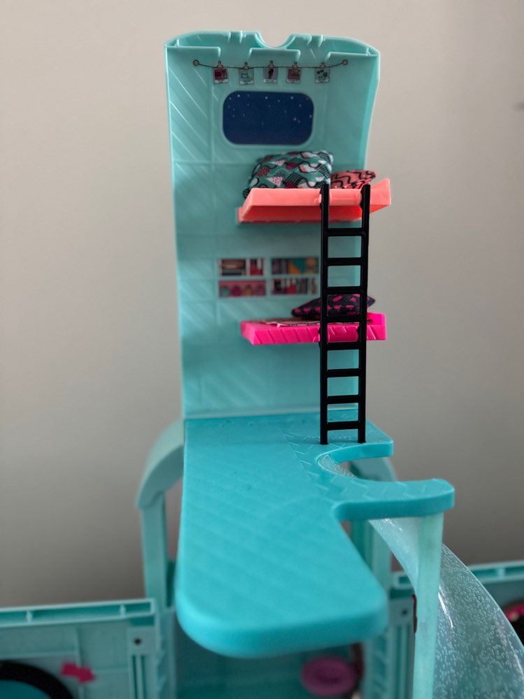 LOL matkailuauto (sis. nukke + tavarat)