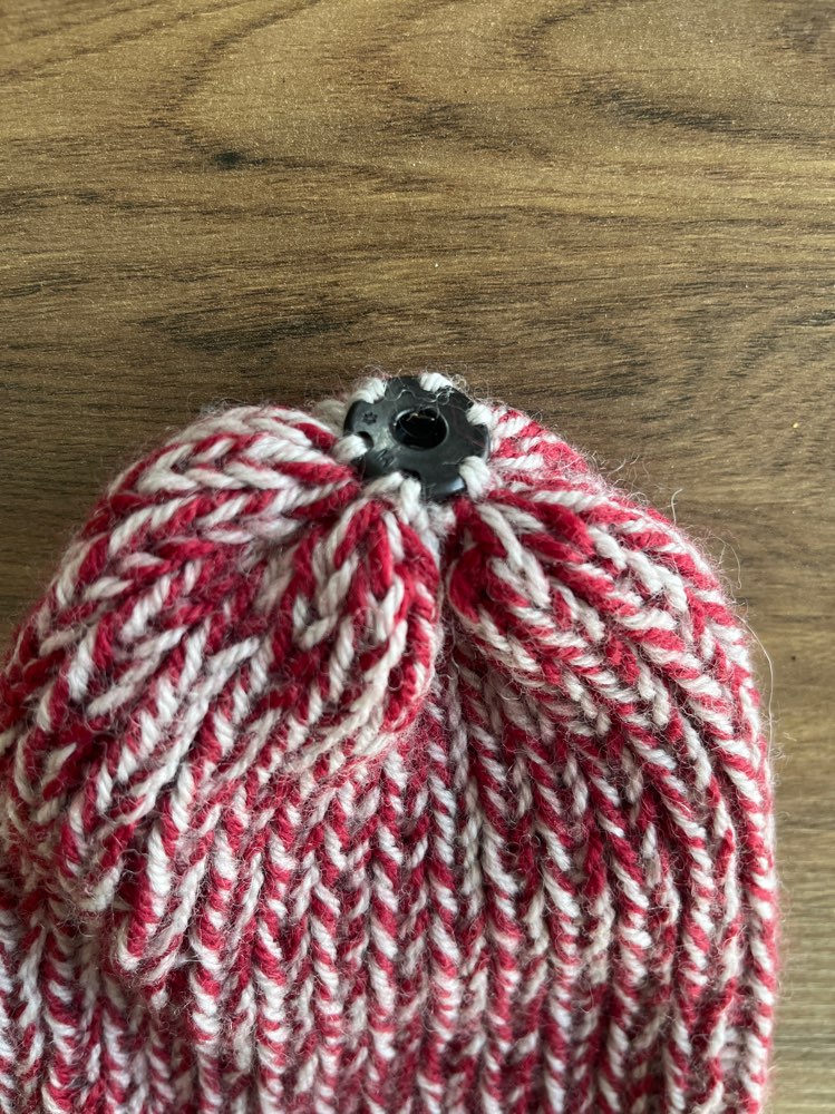 Húfa rauð m/smellu St ca 2 ára