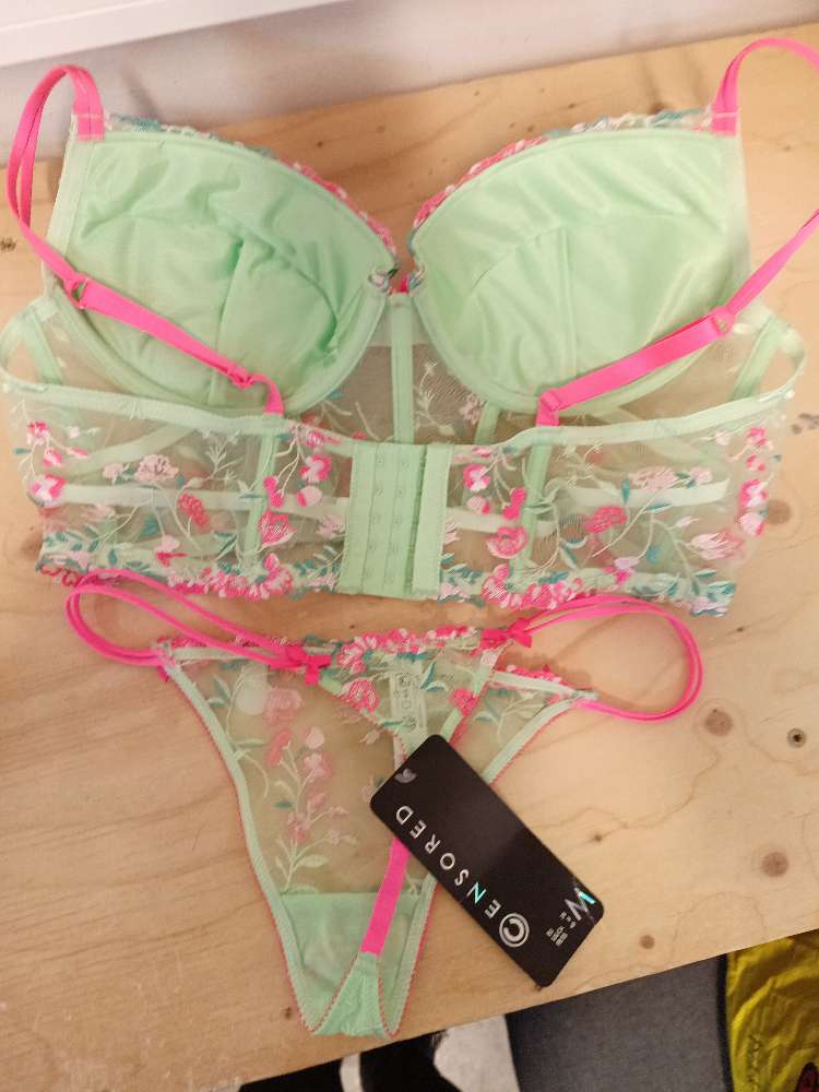 Brjóstahaldari og brók. 85D og M