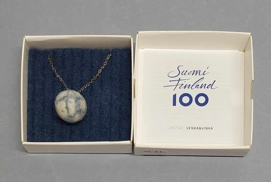 Suomi 100v huopapallo kaulakoru