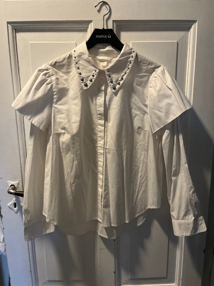 Hvit  skjorte med nagler, str L