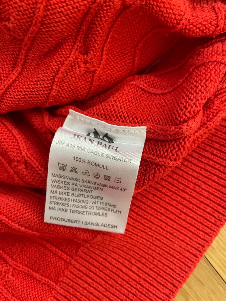 Rød/oransje genser fra JP