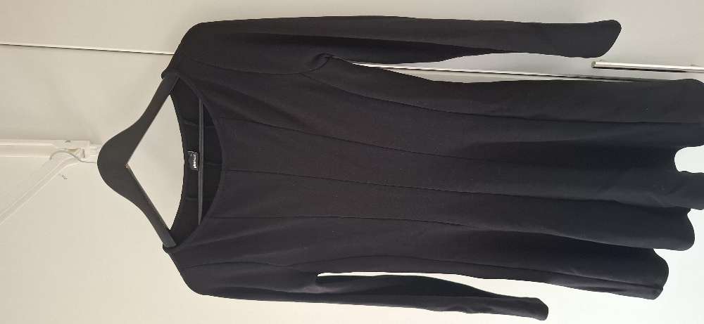 Gina Tricot st. M svartur kjóll