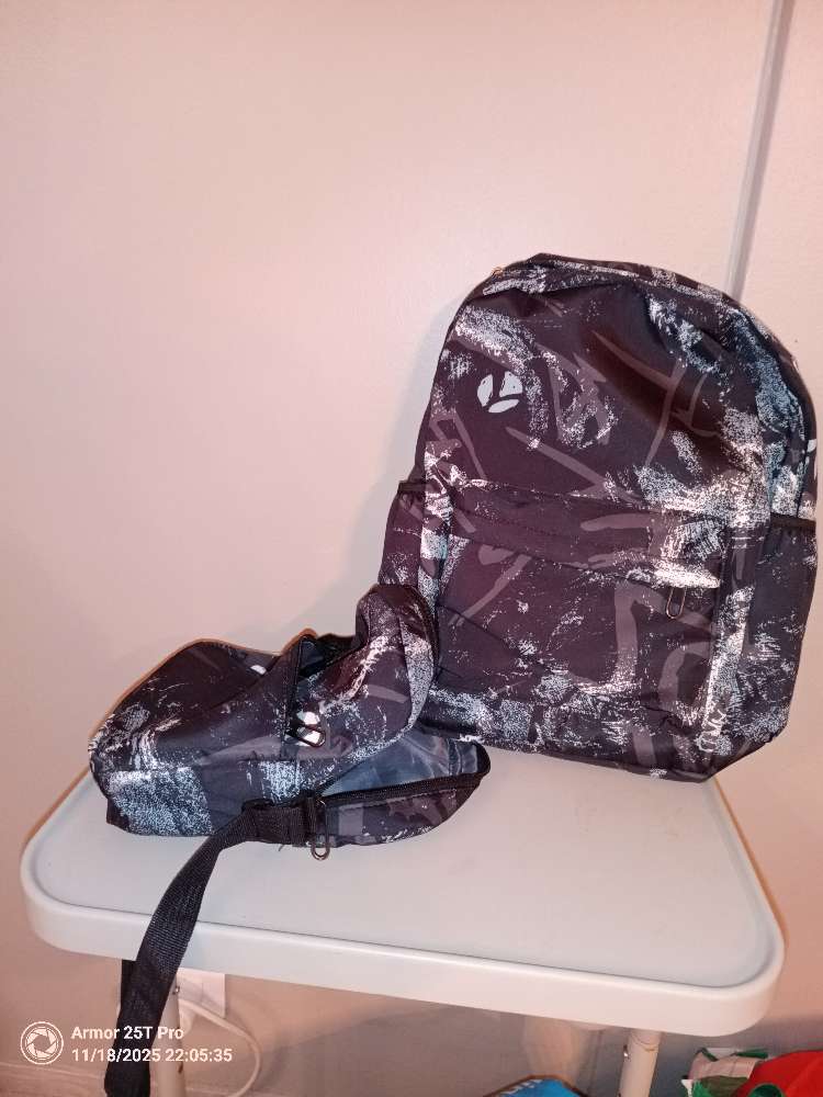 Bakpoki og hliðar taska