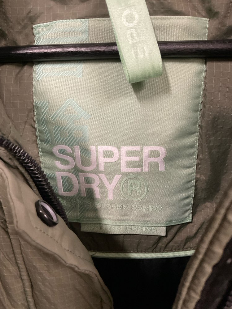 st44. Superdry úlpa