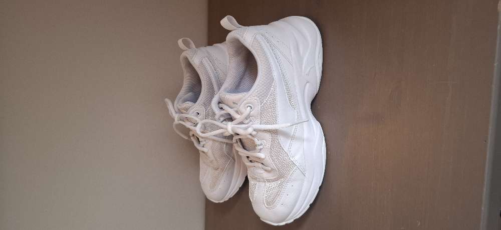 Puma st. 37 hvítir strigaskór