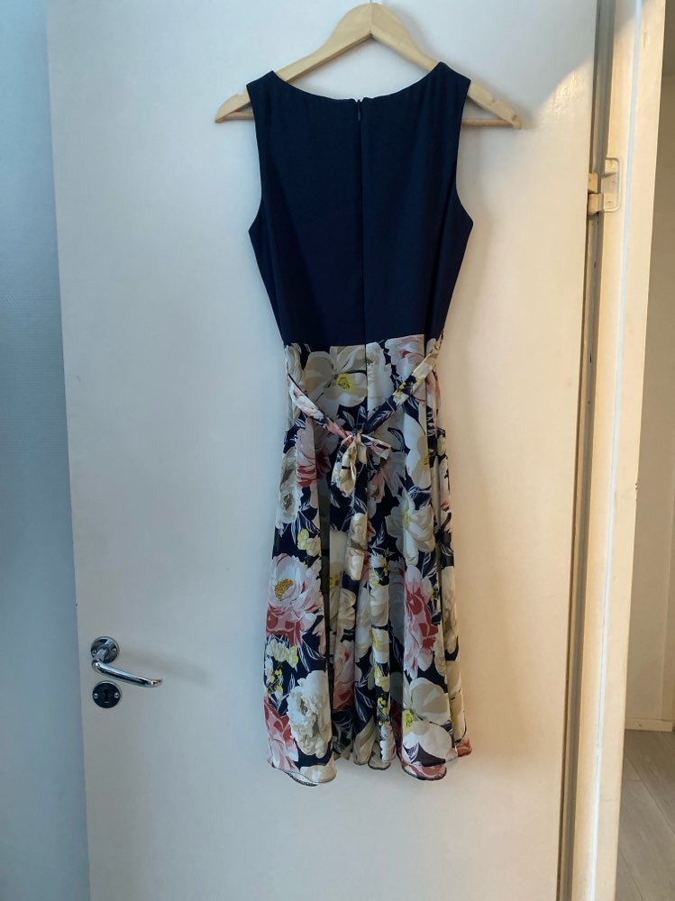 Billie&Blossom kukallinen juhlamekko, 36