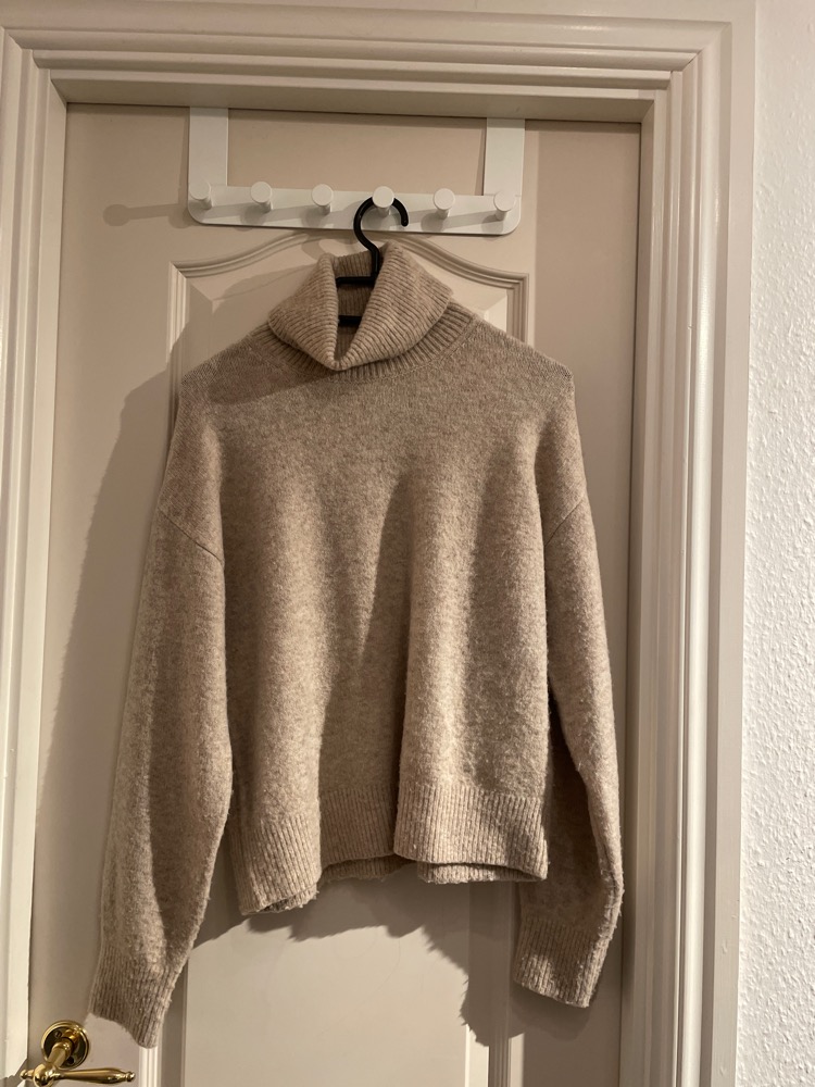 H&M beige sweater