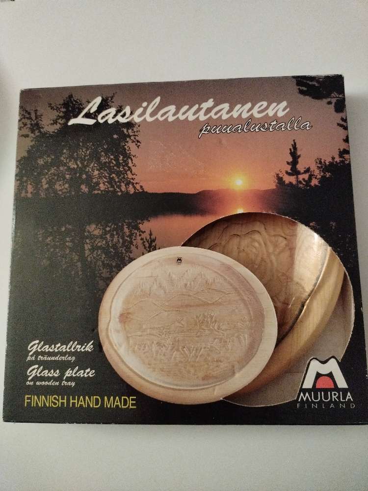 Muurlan lasilautanen, puualustalla