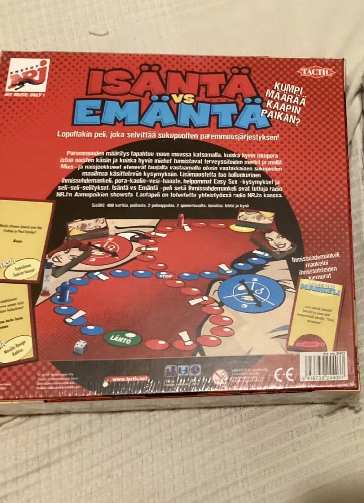 Isäntä vs emäntä uusi peli, muoveissa