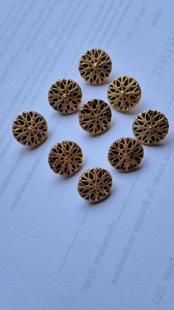 9x Filigraanikorist. Napit