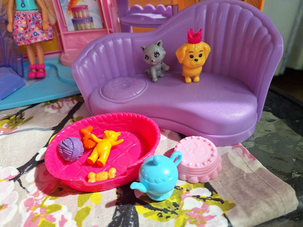 Barbie linna + tavarat + nukke