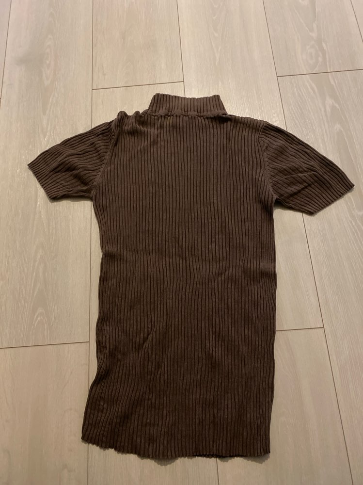 Ruskea poolokauluksinen t-paita, koko M