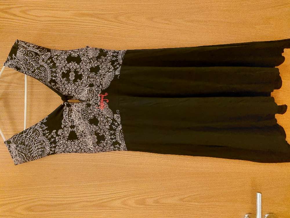 Svartur Desigal kjóll m/ blómum st XL