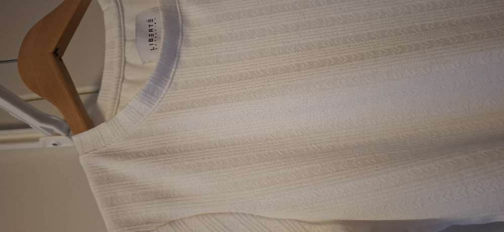 Liberte st. M hvítur bolur