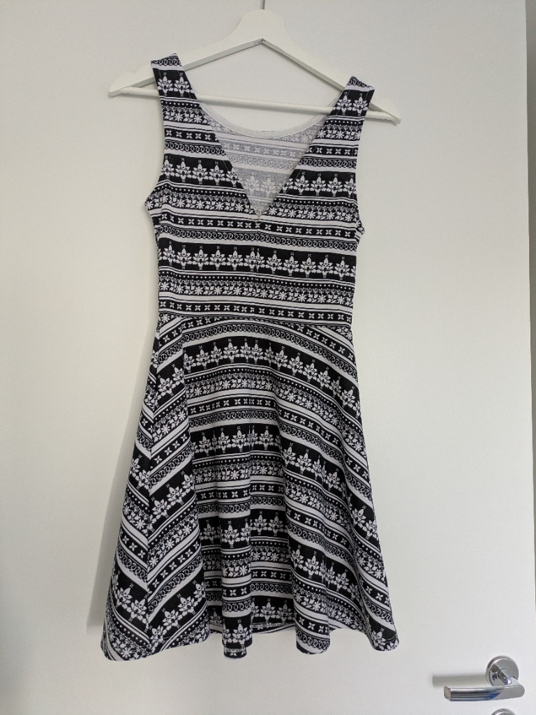 Mustavalkoinen kuviollinen mekko 36