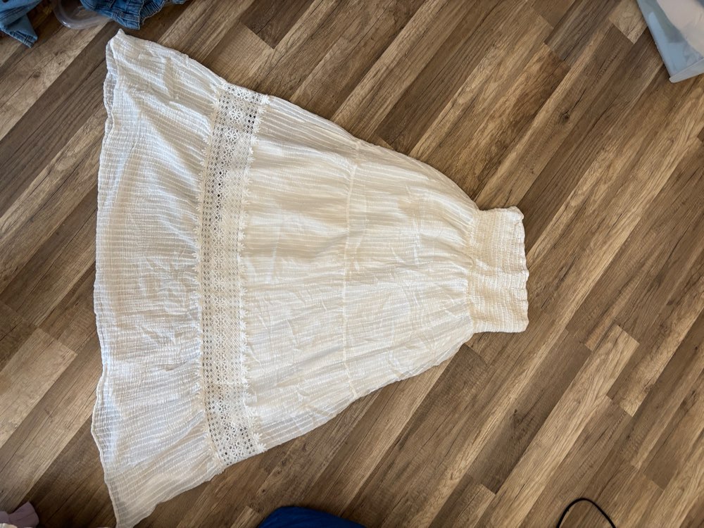 Stroppløs hvit blonde kjole