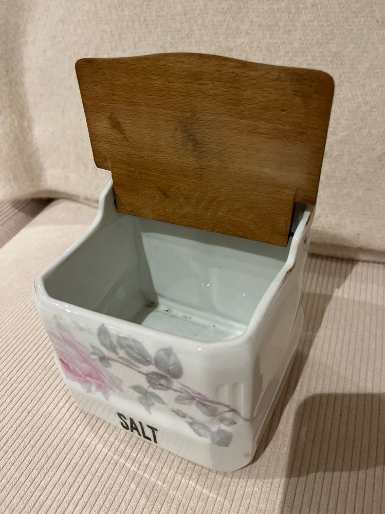 Posliininen Salt -astia