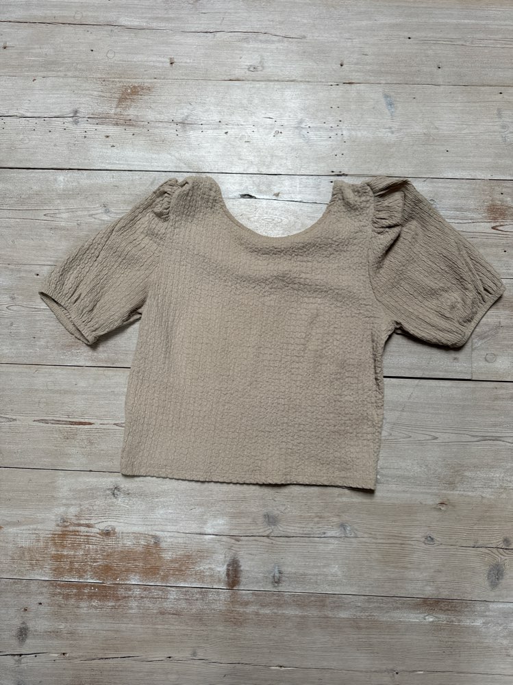 157 beige t paita, koko L