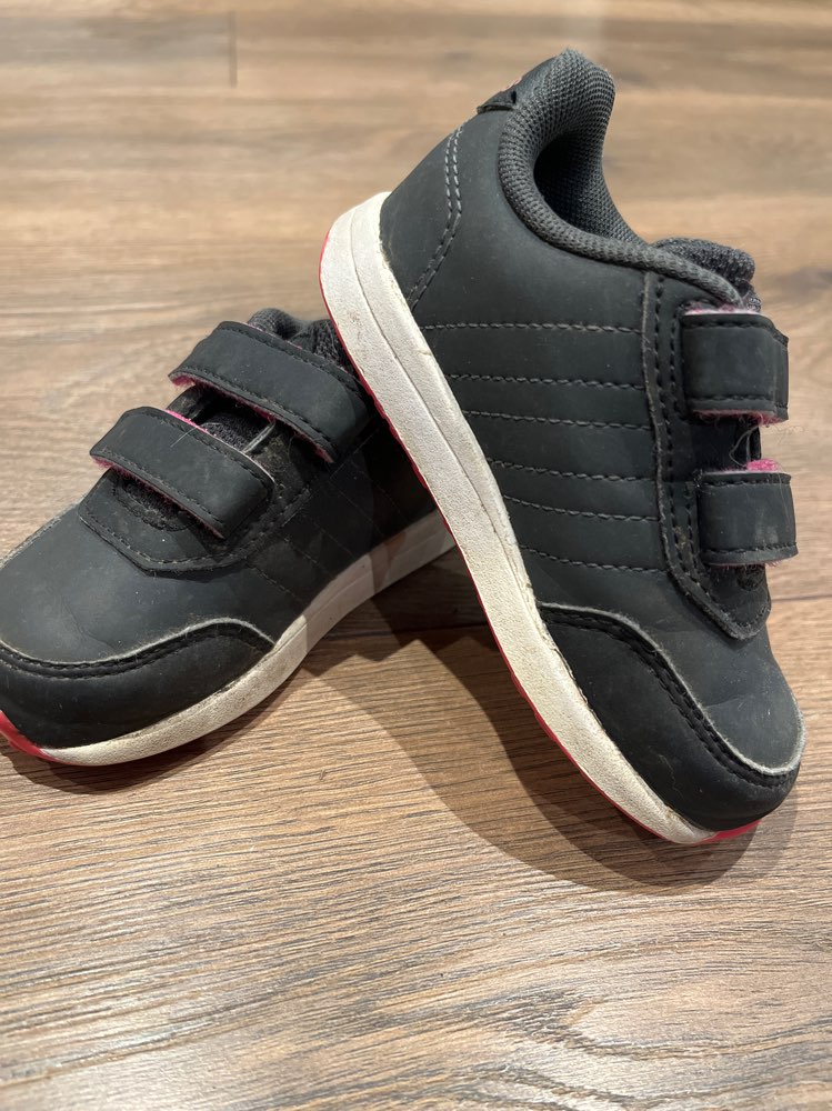 Adidas skór St 22