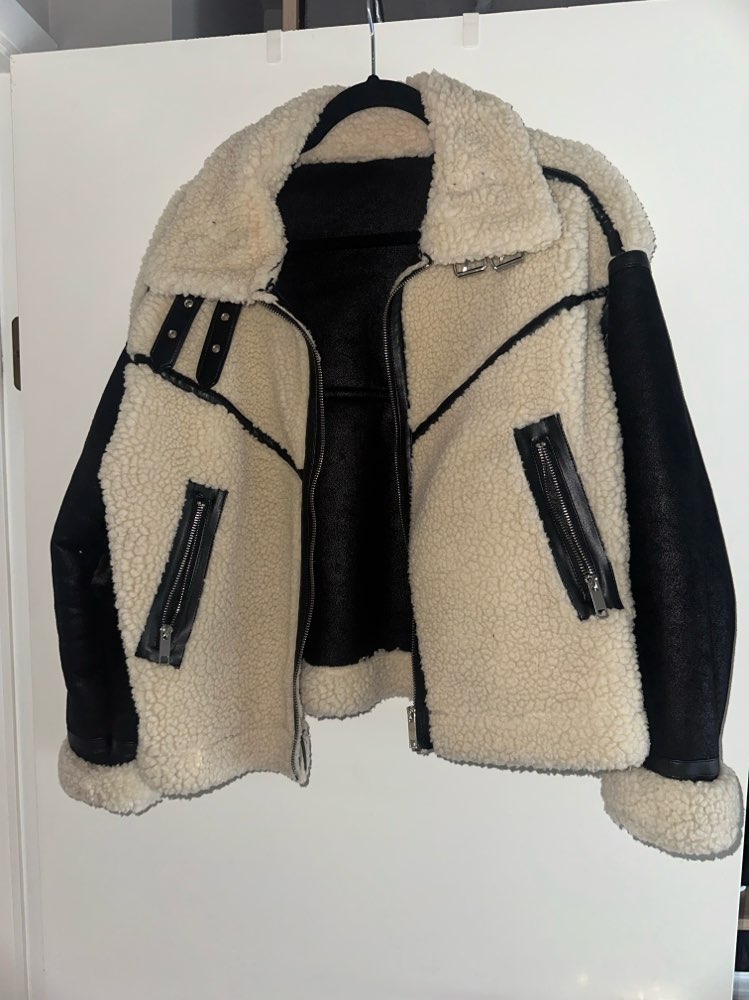 3x notaður jakki úr Júník L