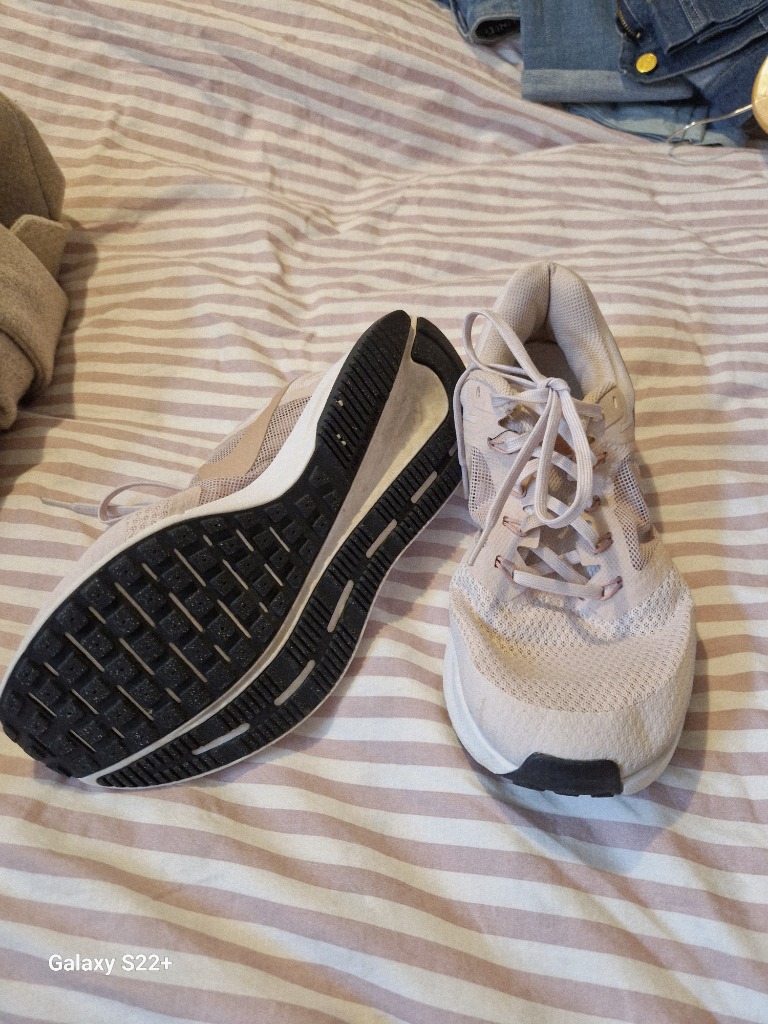Bleikir NIKE skór 42.5