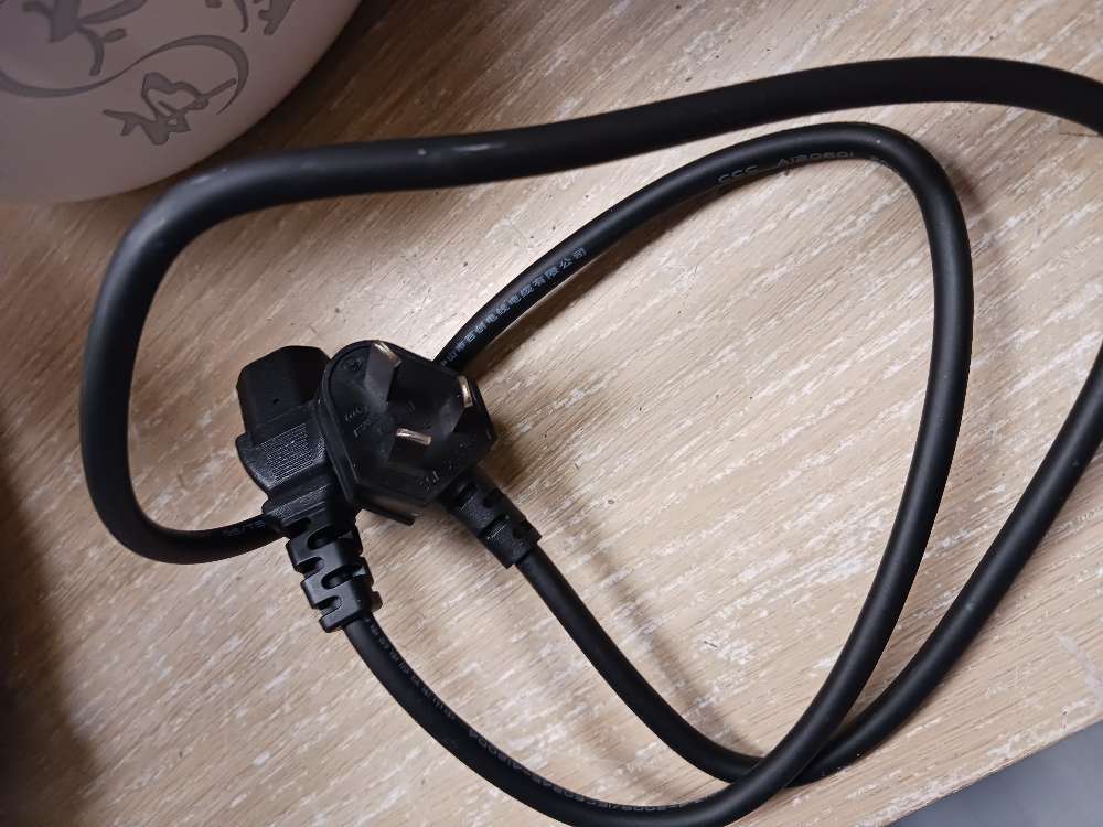 Sähkökäyttöinen painekattila/riisikeitin